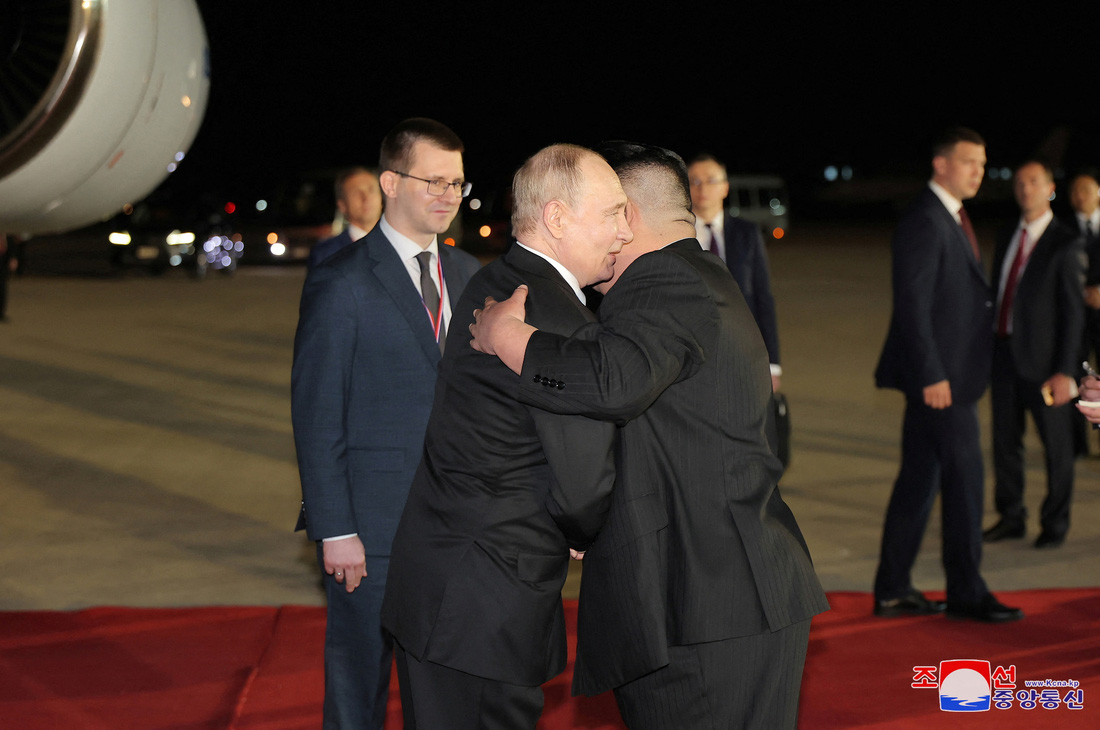 Hai nhà lãnh đạo Nga và Triều Tiên có cái ôm thân mật tại buổi đón - Ảnh: REUTERS