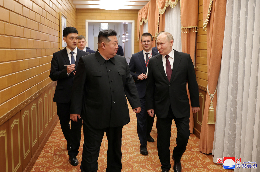 Đây là chuyến thăm đầu tiên của ông Putin tới Triều Tiên sau 24 năm. Sự kiện này diễn ra giữa lúc quan hệ Nga - Triều Tiên có những bước phát triển mới trong thời gian gần đây. Năm 2023, ông Kim cũng có lần xuất ngoại hiếm hoi khi đến thăm Nga - Ảnh: REUTERS