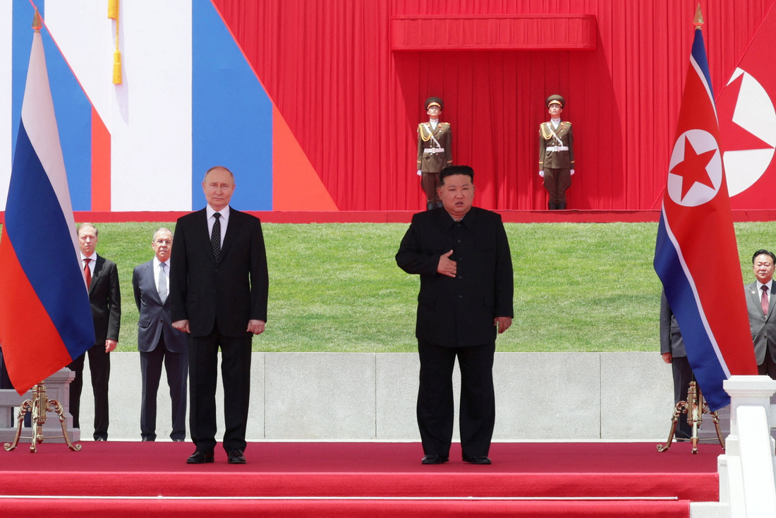 Ông Putin và ông Kim dự lễ đón sáng 19-6 - Ảnh: SPUTNIK