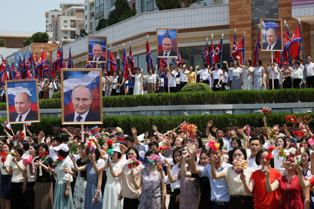 Người dân Bình Nhưỡng xuống đường đón ông Putin - Ảnh: SPUTNIK