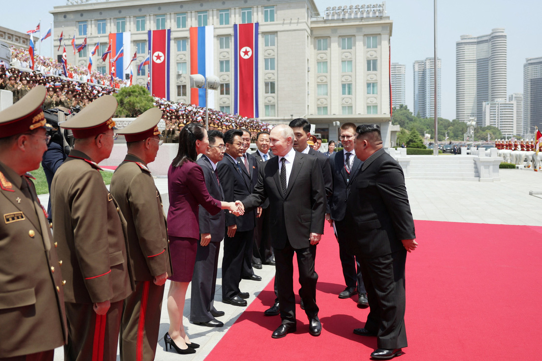 Ông Putin bắt tay bà Kim Yo Jong - em gái ông Kim Jong Un - tại lễ đón - Ảnh: SPUTNIK