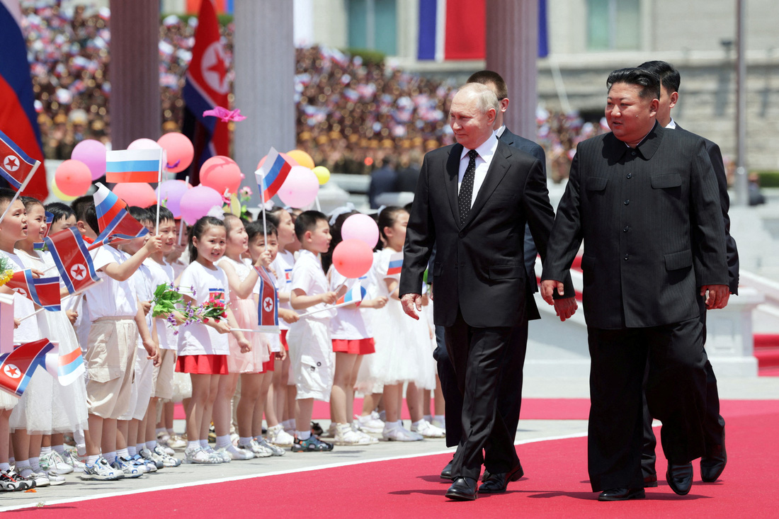Tổng thống Nga Vladimir Putin (trái) và nhà lãnh đạo Triều Tiên Kim Jong Un tham dự lễ đón cấp nhà nước của Bình Nhưỡng dành cho nguyên thủ Nga - Ảnh: SPUTNIK