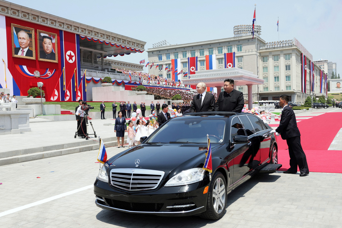Ông Putin và ông Kim dự lễ đón sáng 19-6 - Ảnh: SPUTNIK
