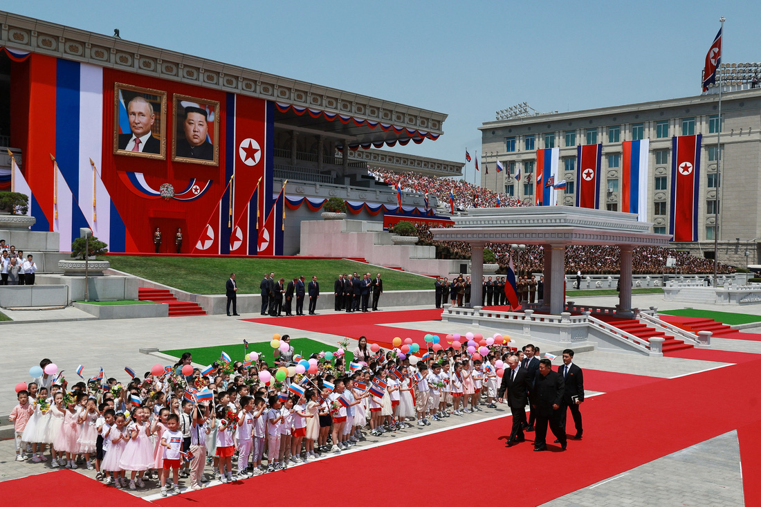 Toàn cảnh quảng trường Kim Nhật Thành - nơi tổ chức lễ đón chính thức ông Putin - Ảnh: SPUTNIK