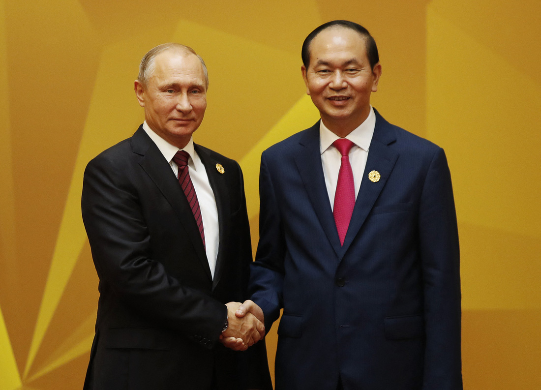 Ông Putin bắt tay Chủ tịch nước Trần Đại Quang, trong khuôn khổ Hội nghị các nhà lãnh đạo kinh tế APEC, một phần của Diễn đàn Hợp tác kinh tế châu Á - Thái Bình Dương (APEC) tại thành phố Đà Nẵng, ngày 11-11-2017 - Ảnh: AFP