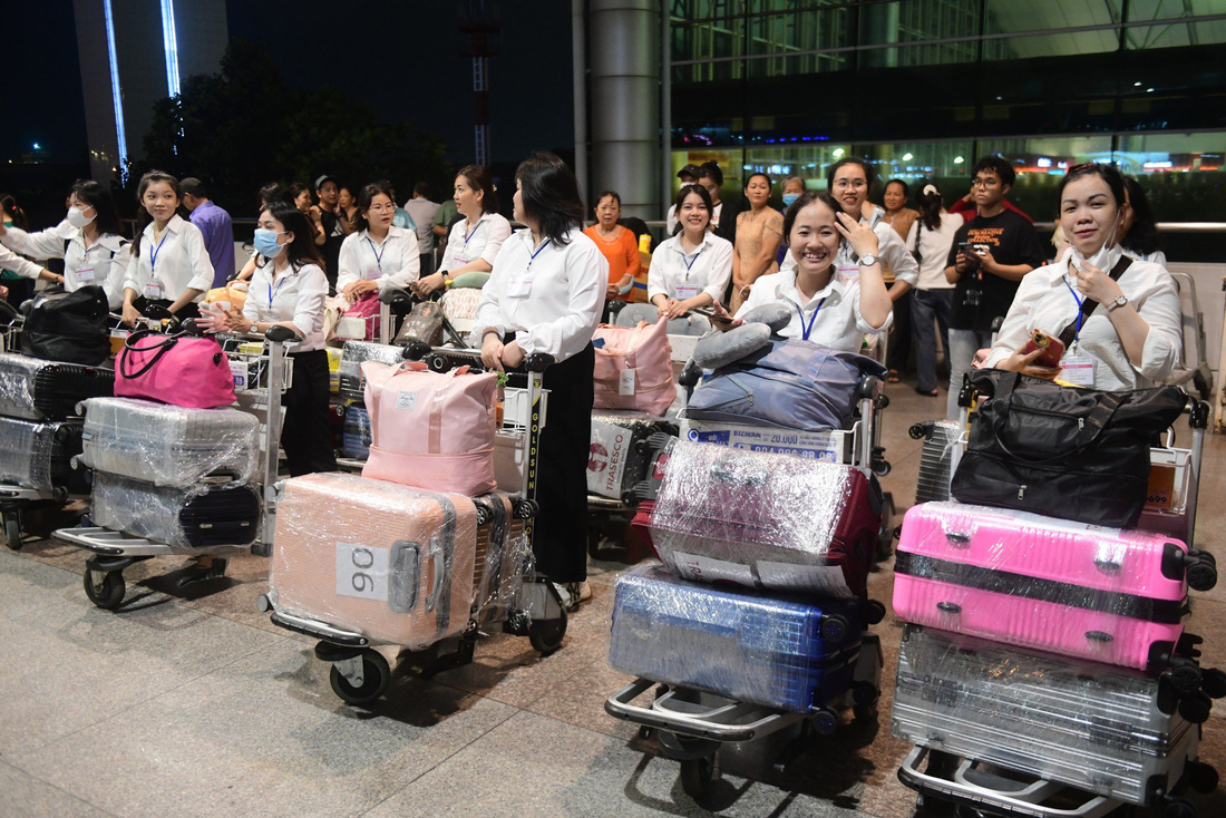 Bạn trẻ đi xuất khẩu lao động Nhật Bản, ảnh chụp tại sân bay Tân Sơn Nhất, TP.HCM - Ảnh: QUANG ĐỊNH