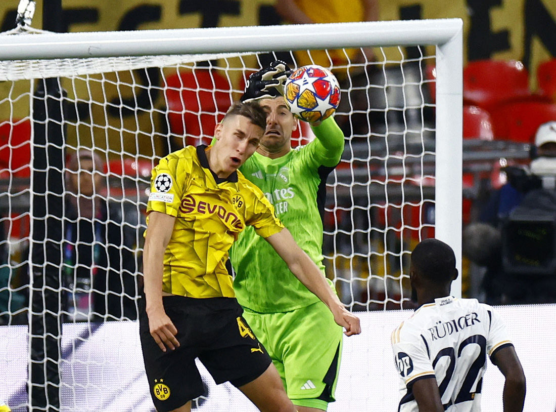 Courtois chứng tỏ đẳng cấp khi bắt chính trận đầu tiên ở Champions League. Anh khiến các chân sút của Dortmund nản lòng