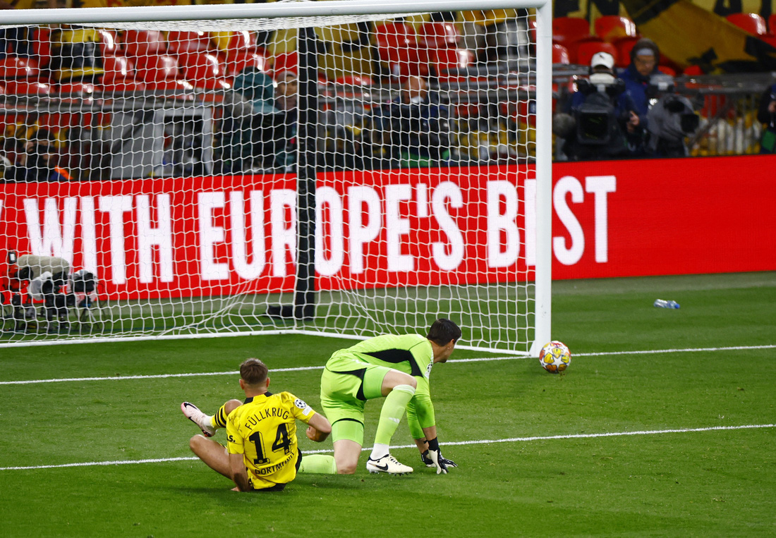 Không lâu sau đó, Niclas Füllkrug có cơ hội đối mặt với Thibaut Courtois. Ngôi sao Dortmund rướn người chạm bóng và khiến khung thành Real Madrid rung chuyển