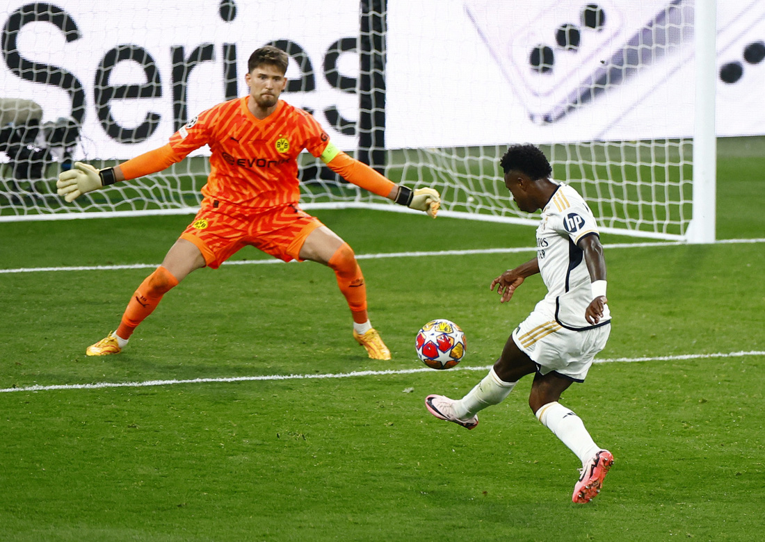 Vinicius tung cú sút ghi bàn nâng tỉ số lên 2-0 cho Real Madrid, đóng đinh chiến thắng cho đội bóng Hoàng gia Tây Ban Nha