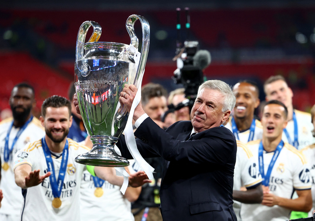HLV Carlo Ancelotti nâng cao chức vô địch Champions League 2023-2024 cùng Real Madrid - Ảnh: REUTERS