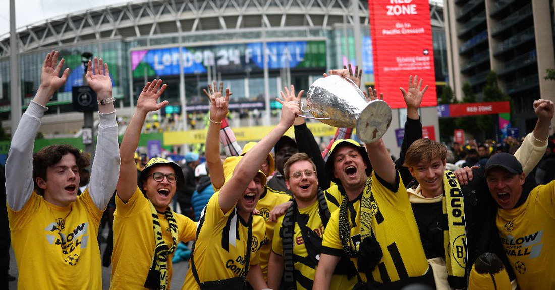 Dù bị đánh giá thấp hơn Real Madrid nhưng người hâm mộ Dortmund rất tự tin đội nhà sẽ chiến thắng. Do đó họ đã cầm sẵn "cúp" đến Wembley - Ảnh: UEFA