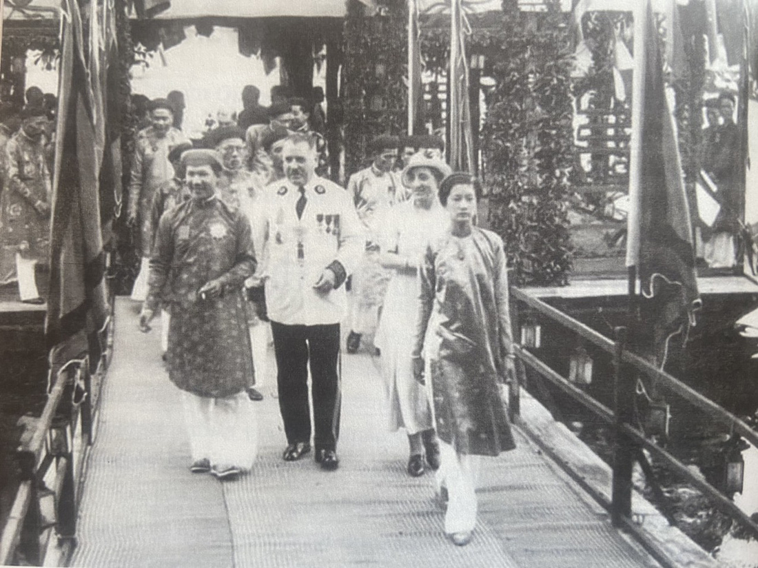 Hoàng hậu Nam Phương trong một chuyến kinh lý cùng Vua Bảo Đại và ông bà Khâm sứ Graffeuil - Nguồn: AAVH