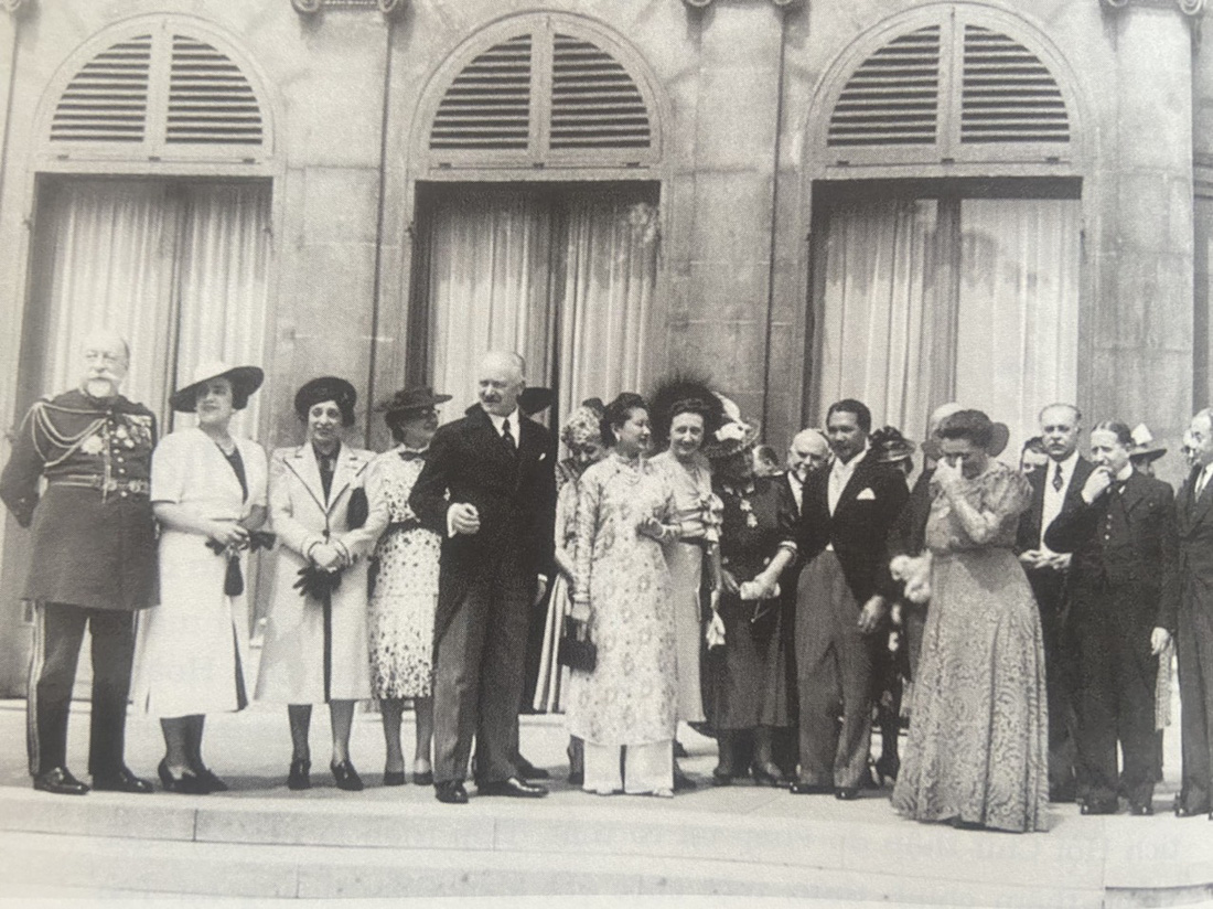 Hoàng hậu Nam Phương và Vua Bảo Đại viếng điện Élysée ngày 6-7-1939 - Nguồn: AP