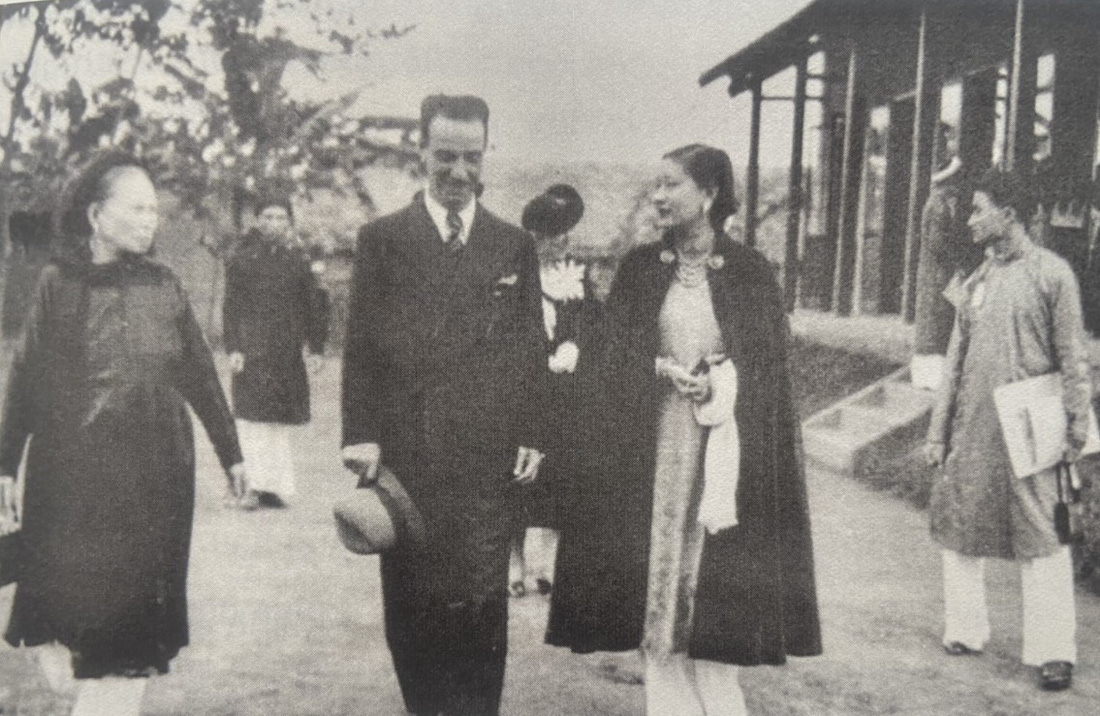 Hoàng hậu Nam Phương viếng thăm trường làng Phúc Xá, một làng nghèo ven sông Hồng, tháng 1-1938 - Nguồn: Khánh Ký Hà Nội