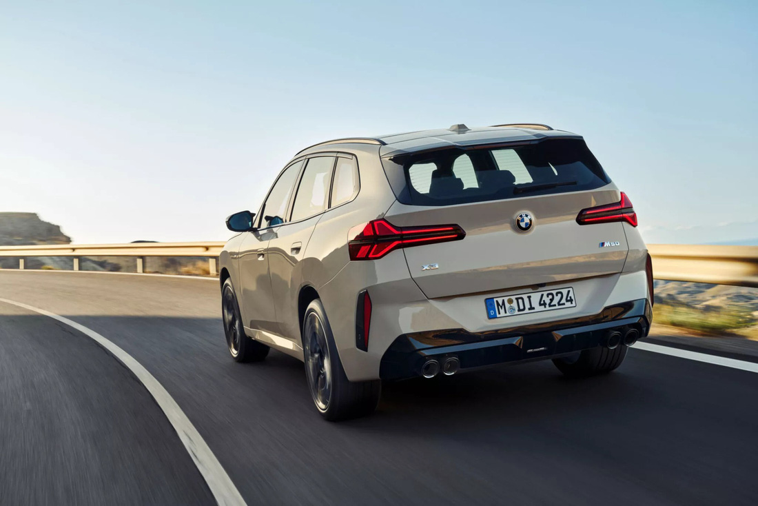 Theo BMW, trải nghiệm cầm lái của BMW X3 mới sướng hơn nhờ hệ thống đánh lái chính xác hơn cùng độ cân bằng tổng thể tốt hơn. Thay đổi này đạt được nhờ chiều rộng lớn hơn, cấu trúc thân xe cứng, vững cùng nhiều tinh chỉnh đa dạng toàn thân xe khác.