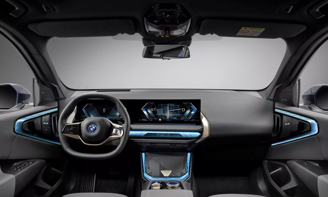Điểm "ăn tiền" nhất trên BMW X3 2025 là nội thất mới. Cuối cùng thì người dùng X3 đã được tiếp cận màn hình cong cỡ lớn kết hợp 2 màn hình táp lô làm một. Hệ điều hành BMW OS9 cho phép cập nhật phần mềm qua kết nối Internet, đồng thời hỗ trợ tốt hơn bao giờ hết các ứng dụng chơi nhạc/video trực tuyến.