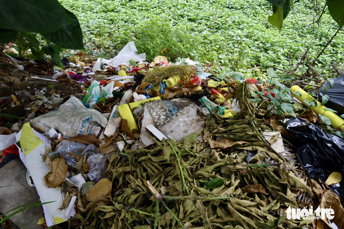 Rác thải rải rác, tràn cả xuống dòng kênh với đủ các loại rác khác nhau