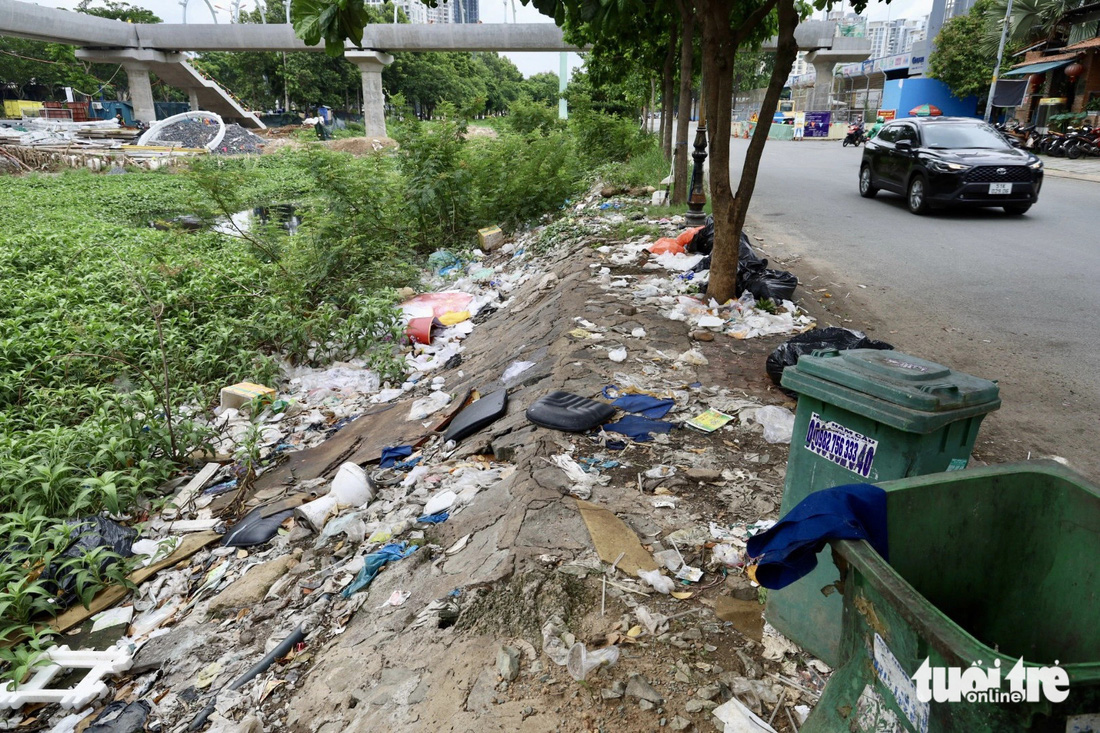 Hàng chục bãi rác lớn, nhỏ tràn xuống dòng kênh cạnh đường Song Hành, phường An Phú, Thủ Đức - Ảnh: NGỌC QUÝ