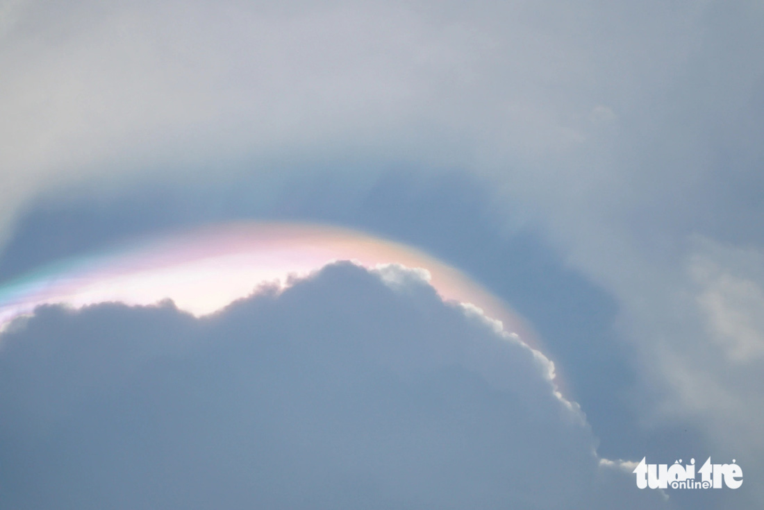 Màu sắc của đám mây thay đổi theo thời gian do góc chiếu sáng của mặt trời thay đổi - Ảnh: NGUYỄN HIỀN