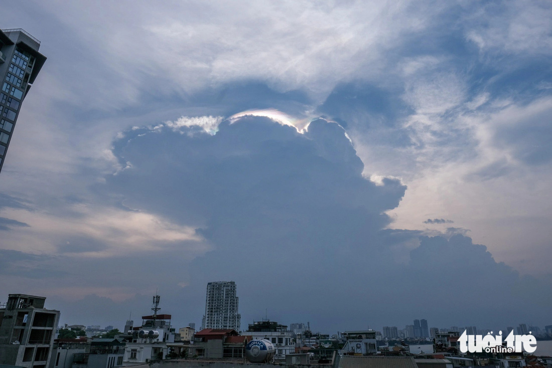 Mây ngũ sắc xuất hiện trên cột mây khổng lồ phía tây Hà Nội góc nhìn từ hồ Tây - Ảnh: HÀ QUÂN
