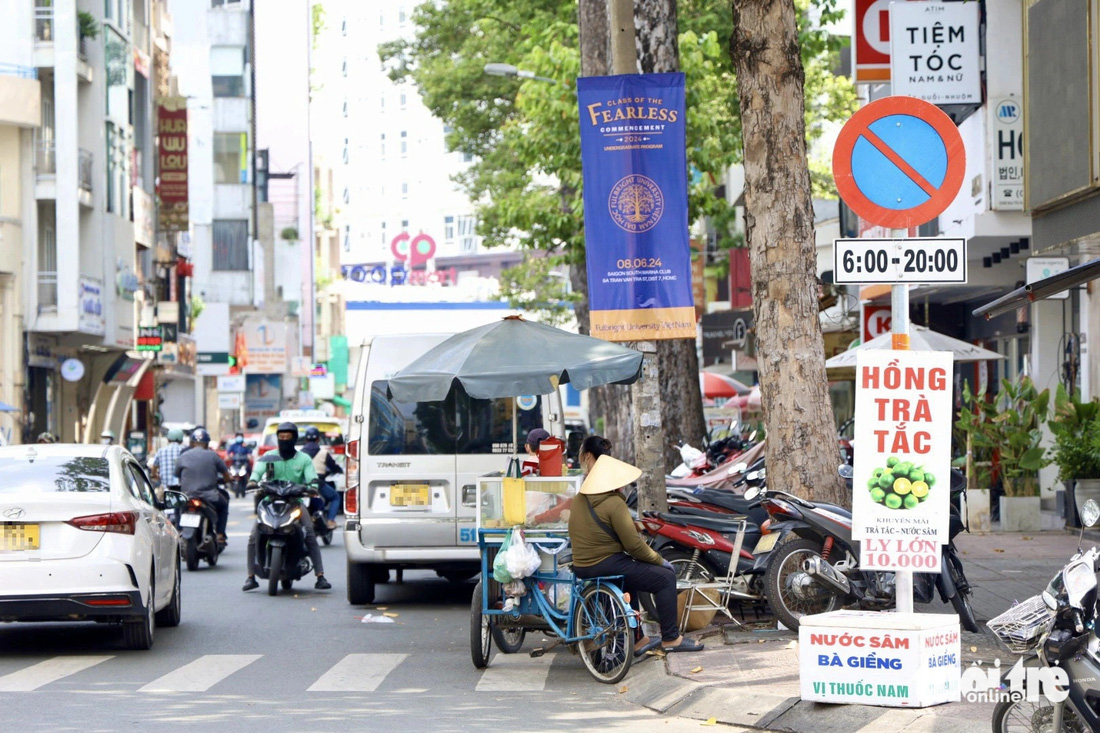 Đoạn đường Cống Quỳnh bị thu hẹp do đậu xe tràn lan dưới lòng đường, xe cộ chen chúc khó khăn - Ảnh: NGỌC QUÝ