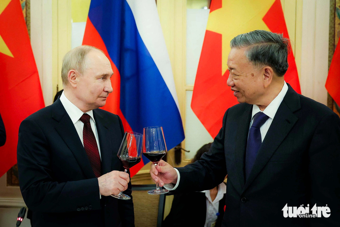 Chủ tịch nước Tô Lâm cụng ly với Tổng thống Nga Putin tại tiệc chiêu đãi cấp nhà nước vào tối 20-6 - Ảnh: NGUYỄN KHÁNH