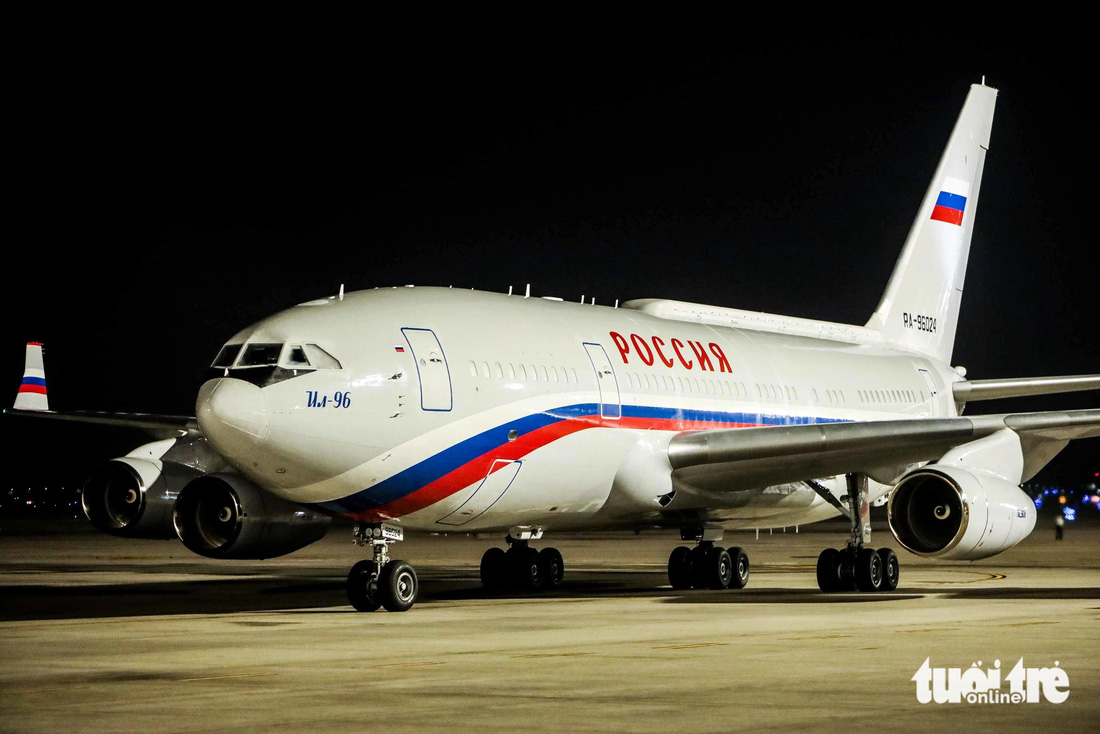Gần 2h sáng ngày 20-6, chuyên cơ của Tổng thống Nga Putin hạ cánh xuống Hà Nội - Ảnh: NGUYỄN KHÁNH