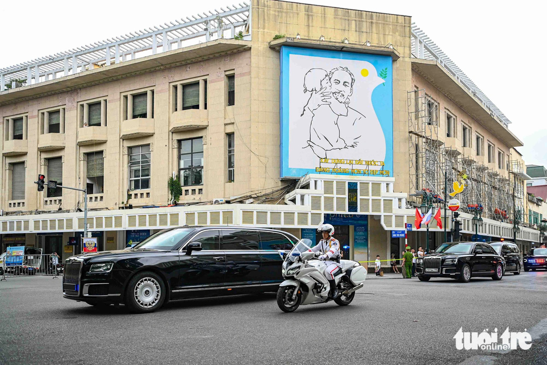 Siêu xe bọc thép, chống đạn Aurus Senat của Tổng thống Nga Putin rời khỏi khách sạn để di chuyển đến Phủ Chủ tịch, trong ảnh chiếc xe đang đi qua phố Tràng Tiền - Ảnh: HỒNG QUANG