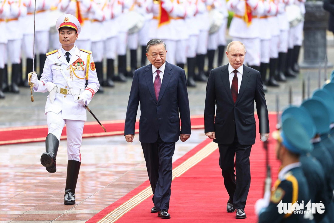 Chủ tịch nước Tô Lâm và Tổng thống Nga Putin  duyệt đội danh dự - Ảnh: NGUYỄN KHÁNH
