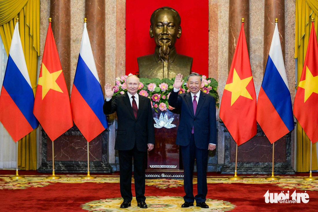 Chủ tịch nước Tô Lâm và Tổng thống Nga Putin chụp ảnh chung trước khi bước vào cuộc hội đàm. Đây là lần thứ 5 ông Putin đến Việt Nam, các lần trước diễn ra vào các năm 2001, 2006, 2013 và 2017 - Ảnh: NAM TRẦN