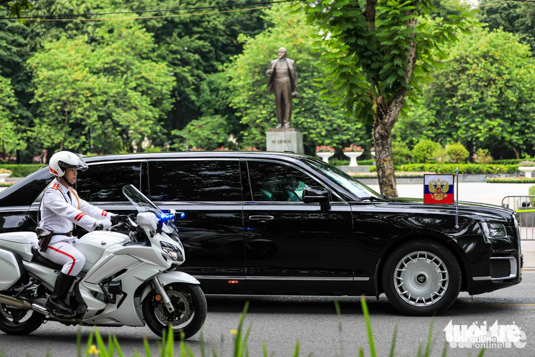 Xe của Tổng thống Nga Putin đi qua công viên Lê Nin - Ảnh: DANH KHANG