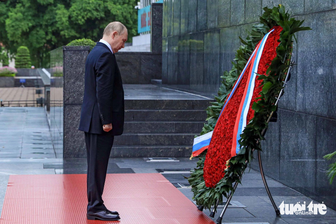 Tổng thống Putin đặt vòng hoa viếng Chủ tịch Hồ Chí Minh - Ảnh: DANH KHANG