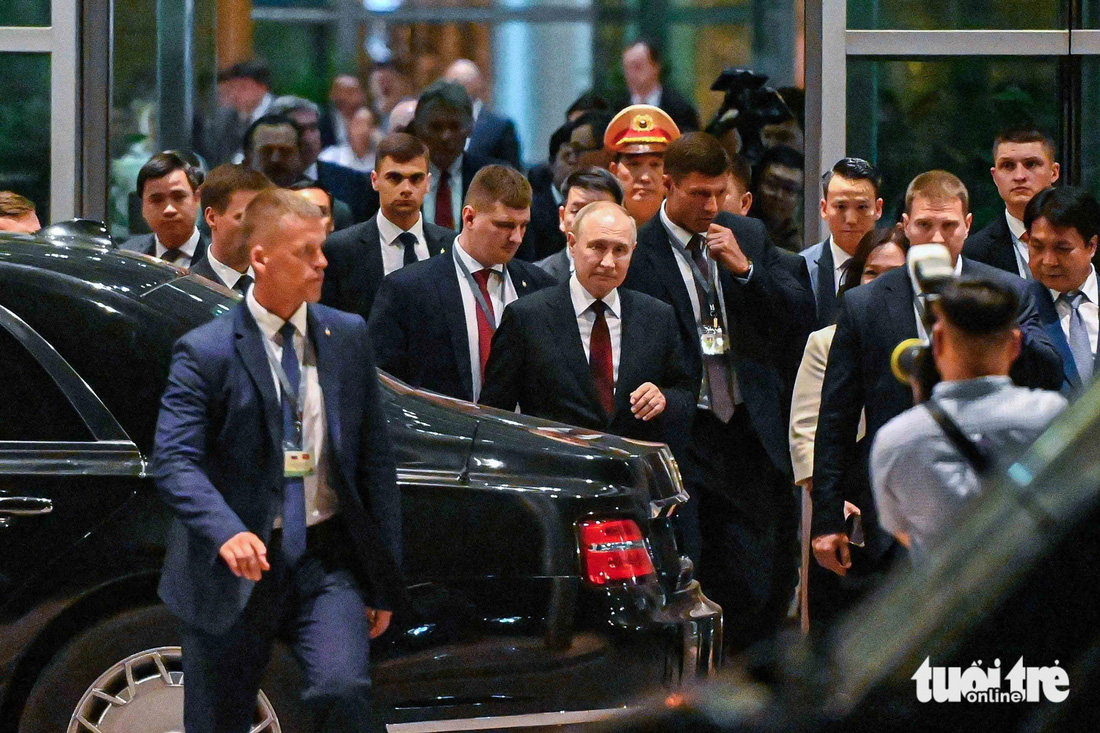 Tổng thống Putin di chuyển lên chuyên cơ để rời Hà Nội - Ảnh: HỒNG QUANG
