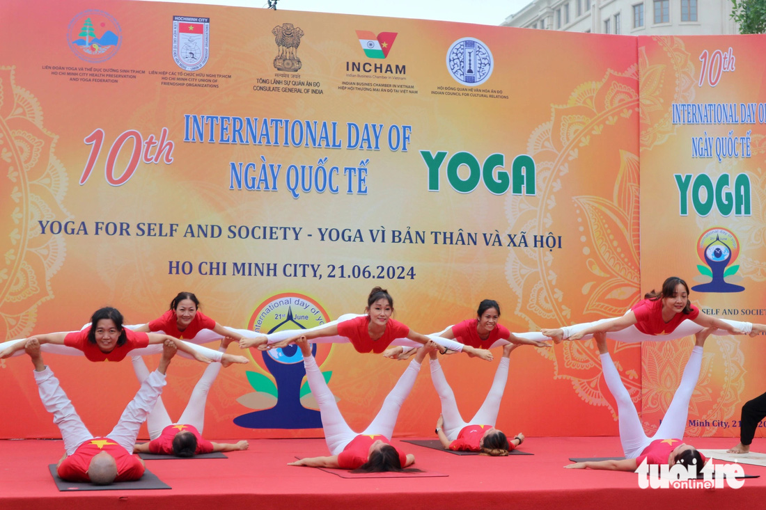 Tiết mục yoga Ấn Độ mở đầu chương trình của câu lạc bộ Cure - Ảnh: HOÀNG TRANG