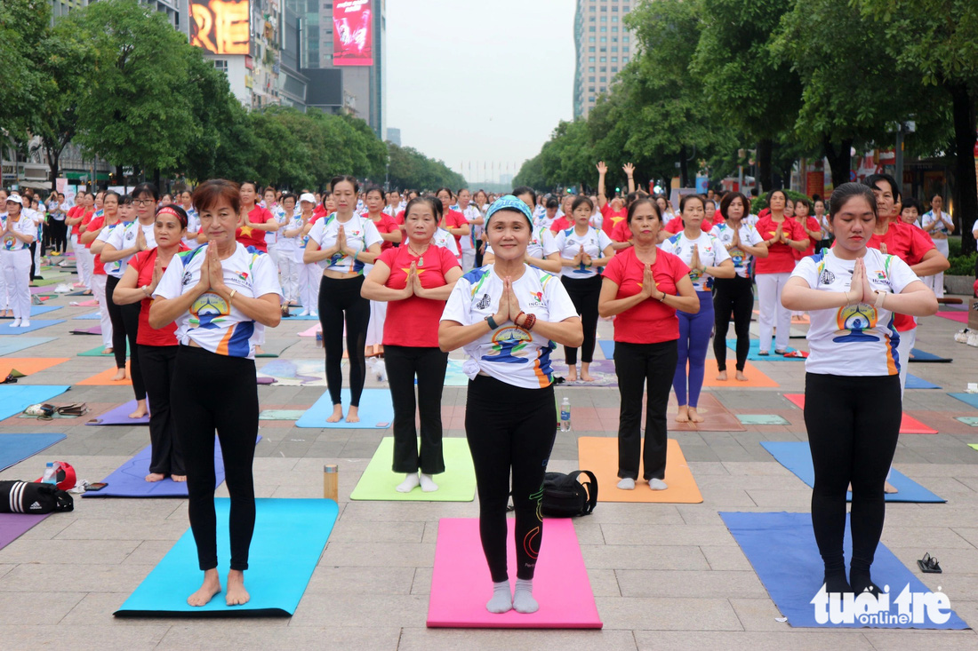 Phần đồng diễn yoga của hơn 1.000 người - Ảnh: HOÀNG TRANG