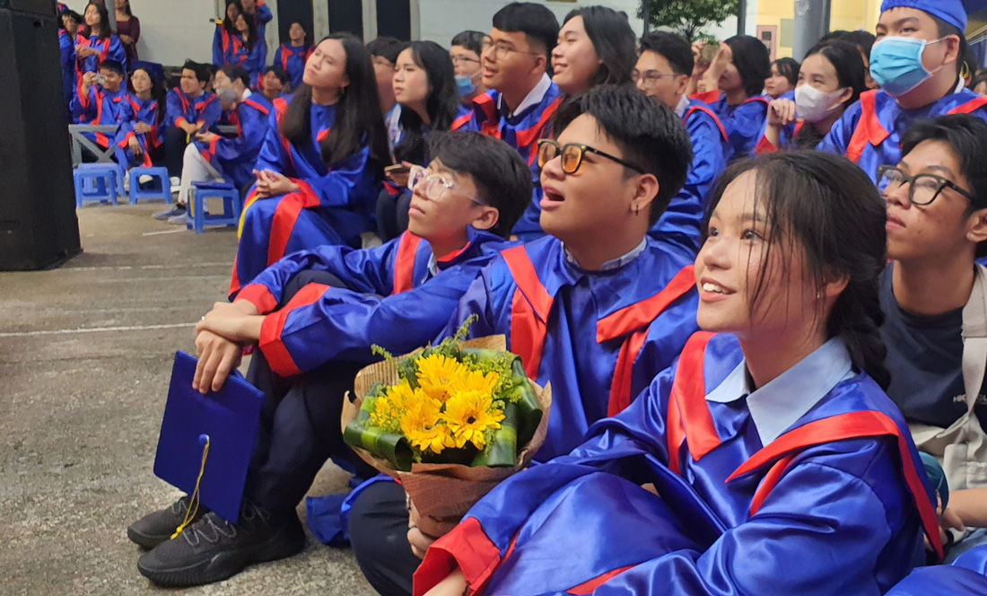 Học sinh lớp 12 Trường THPT Nguyễn Thị Diệu tại lễ trưởng thành - Ảnh: HOÀNG HƯƠNG