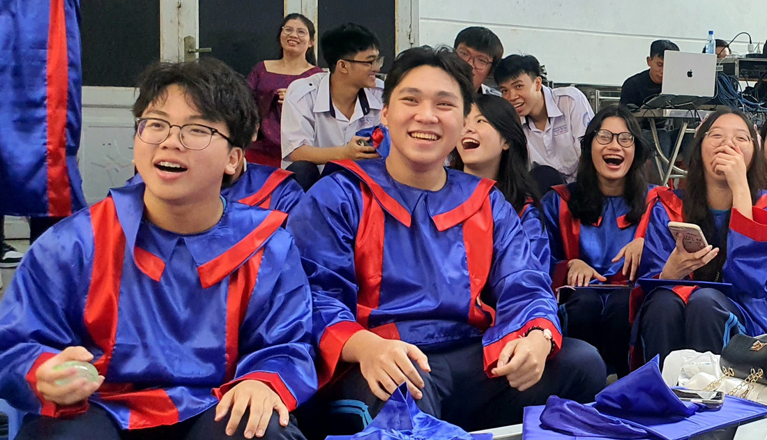Học sinh lớp 12 Trường THPT Nguyễn Thị Diệu thích thú khi xem lại các clip về những hoạt động của mình trong suốt 3 năm học tại đây - Ảnh: HOÀNG HƯƠNG
