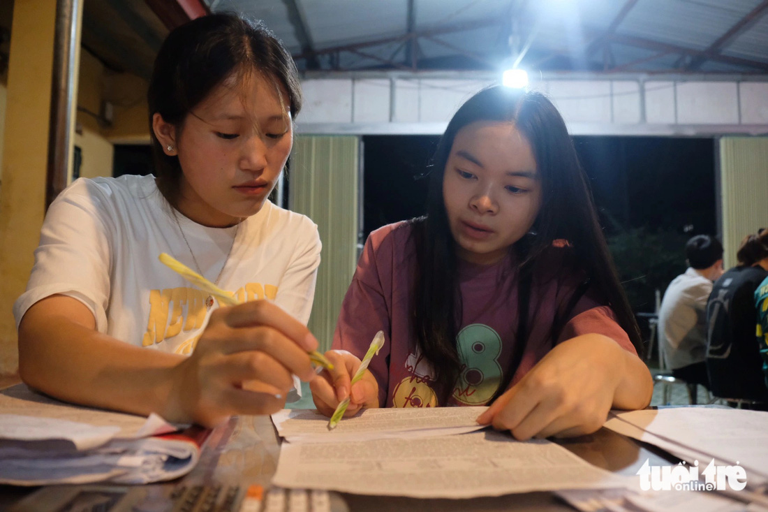 Cô giáo Linh (bên phải) tận tình giải đề tiếng Anh, chữa từng lỗi nhỏ cho học sinh