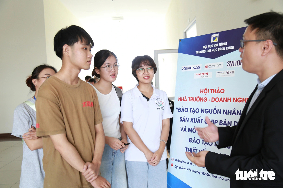 Sinh viên Trường đại học Bách khoa Đà Nẵng tiếp xúc với doanh nghiệp vi mạch - Ảnh: ĐOÀN NHẠN
