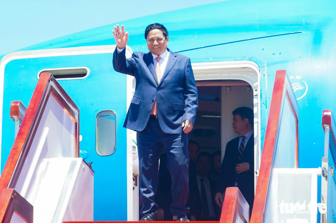 Thủ tướng và đoàn đại biểu cấp cao Việt Nam đến thành phố Đại Liên (tỉnh Liêu Ninh, Trung Quốc) - Ảnh: NGỌC AN
