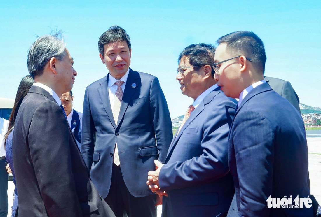 Đại sứ Trung Quốc tại Việt Nam Hùng Ba đón Thủ tướng Phạm Minh Chính tại sân bay - Ảnh: NGỌC AN