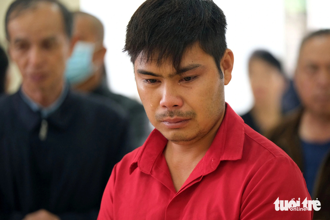 Anh Vòng Duy Anh (30 tuổi, quê Đồng Nai) khóc nghẹn khi đến nơi đang quàn thi thể con - Ảnh: M.V