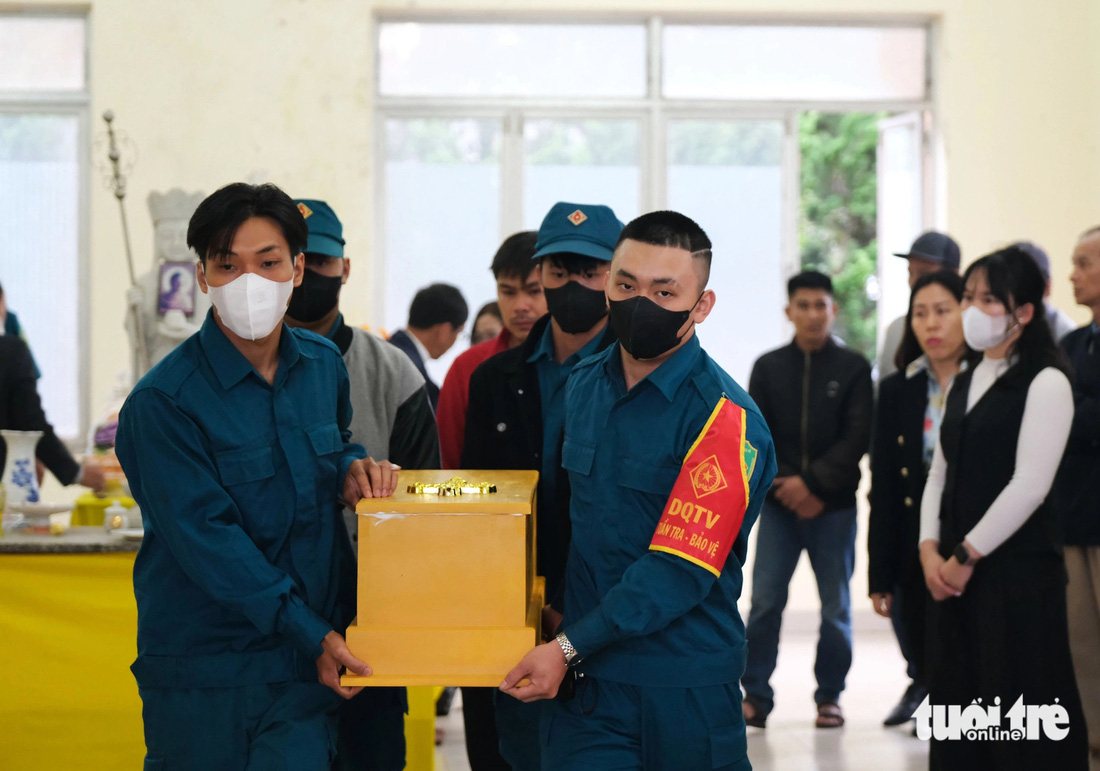 Lực lượng dân quân tự vệ hỗ trợ đưa thi thể các em nhỏ về Đồng Nai an táng - Ảnh: M.V