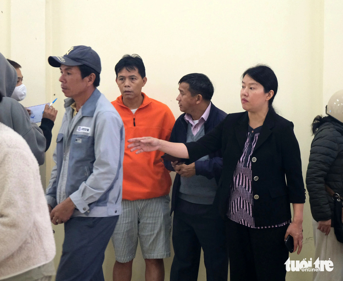 Bà Trần Thị Vũ Loan, phó chủ tịch UBND TP Đà Lạt, hỗ trợ điều phối người dân vào viếng thăm các nạn nhân - Ảnh: M.V
