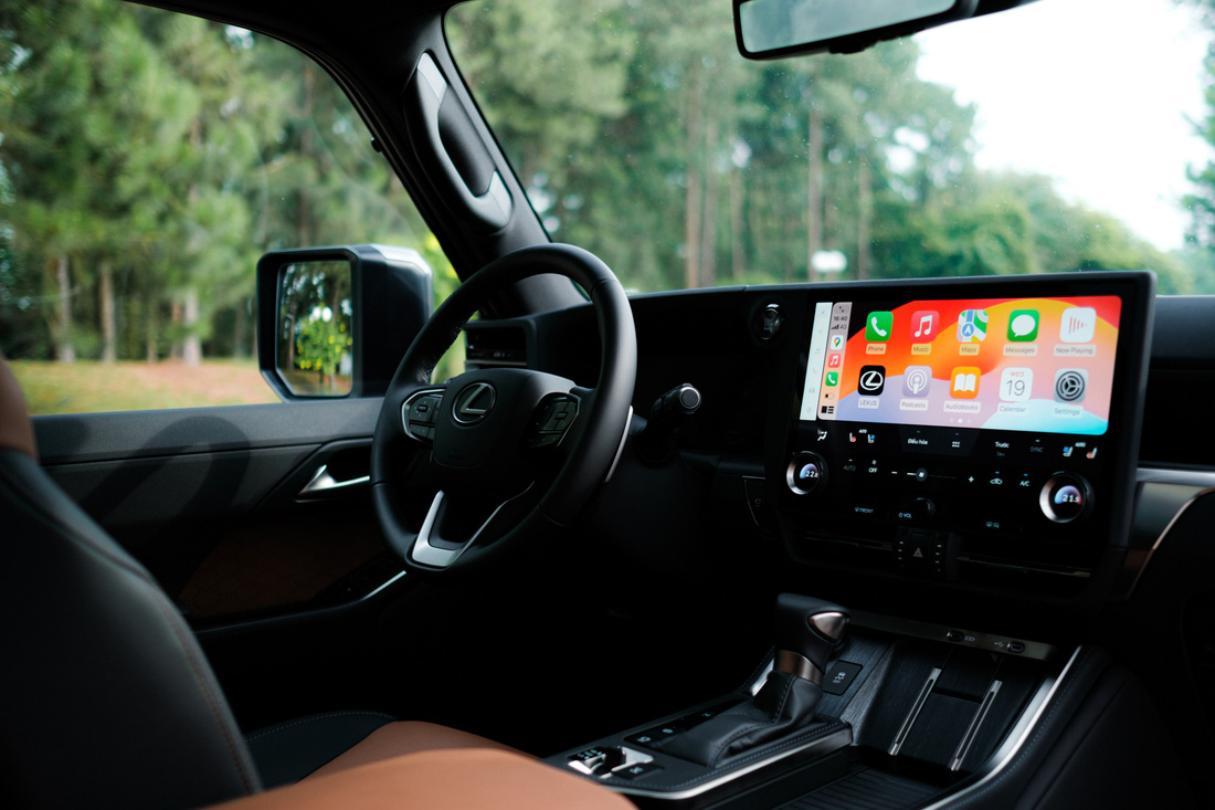 Vô lăng 3 chấu tích hợp lẫy chuyển số và nhiều phím bấm chức năng. Đồng hồ kỹ thuật số 12,3 inch cho phép điều chỉnh chế độ hiển thị. Màn hình giải trí trung tâm cảm ứng 14 inch, hỗ trợ kết nối Apple Carplay và Android Auto không dây. Lexus GX 550 còn được trang bị dàn âm thanh vòm 3D gồm 21 loa đến từ thương hiệu Mark Levinson.