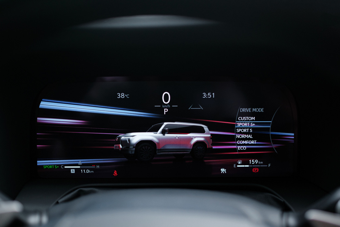 Theo nhà sản xuất, Lexus GX 550 có thể tăng tốc 0-100km/h trong 7 giây và tốc độ tối đa 170km/h. Người lái có thể chọn 6 chế độ bao gồm Eco (tiết kiệm), Comfort (êm ái), Normal (thông thường), Sport S (thể thao), Sport S+ (thể thao hơn) và Custom (tùy chỉnh).