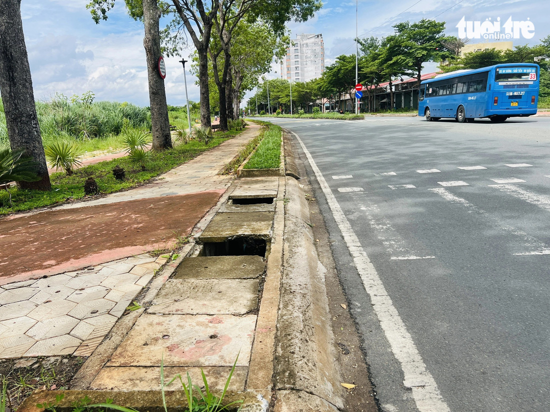 Hai nắp cống trên đường Nguyễn Du trong Đại học Quốc gia TP.HCM đã hư, những nắp bên cạnh cũng đang xuống cấp - Ảnh: XUÂN ĐOÀN