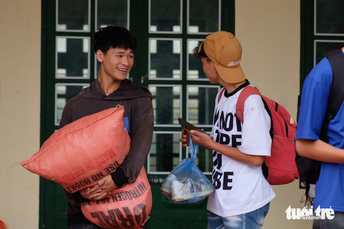 Sĩ tử vùng cao vác bao tải, xách túi hành lý về điểm thi tập trung - Ảnh: NGUYÊN BẢO