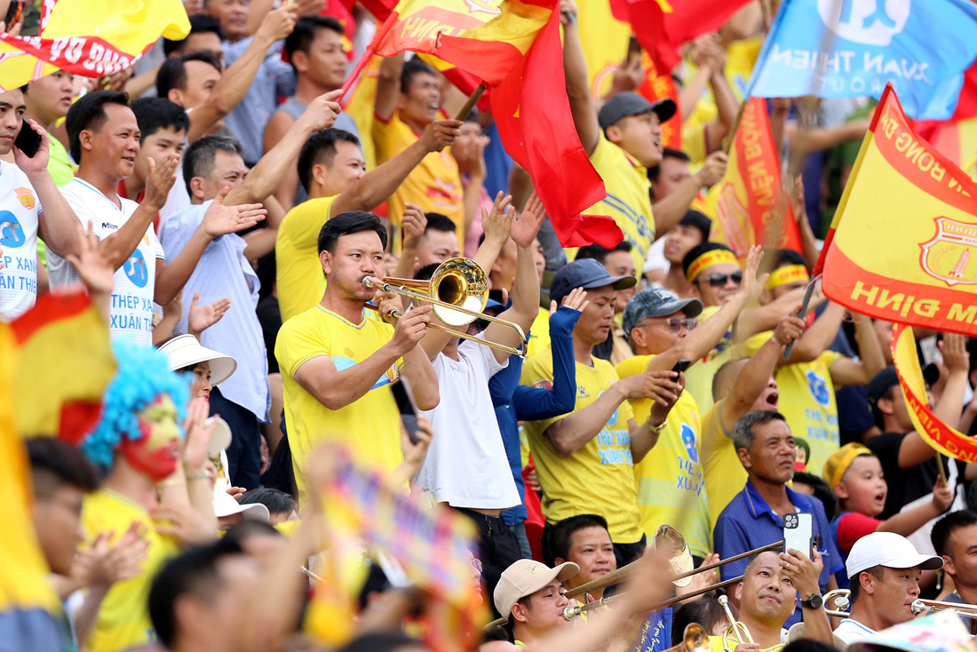 Sân Thiên Trường mở hội mừng CLB Nam Định vô địch V-League 2023-2024