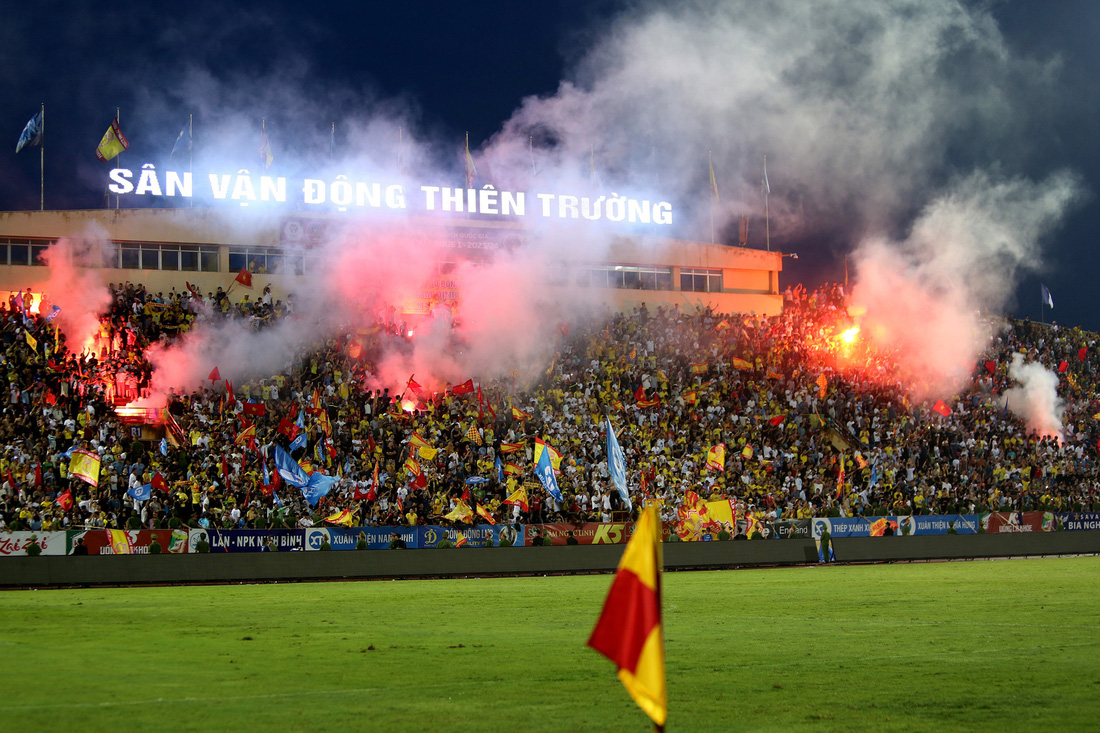 Ngay sau tiếng còi khai cuộc, sân Thiên Trường ngập tràn sắc màu chào đón tân vương V-League - Ảnh: HOÀNG TÙNG